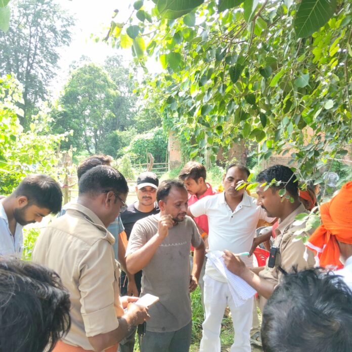 मौके पर पहुंची पुलिस जांच करते हुए