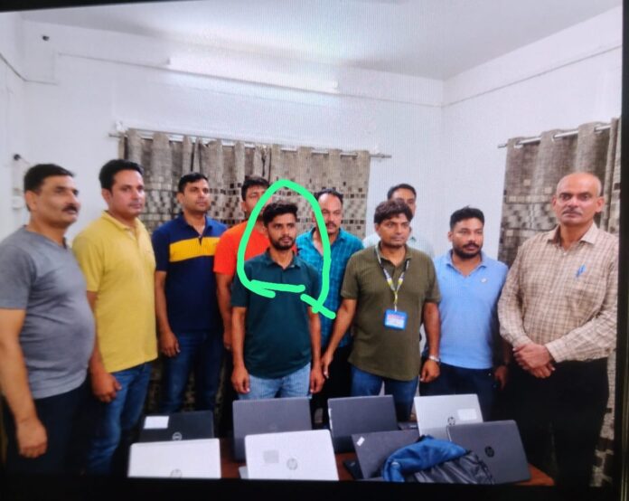 आरपीएफ ने लैपटॉप चोरी के मामले में एक आरोपी को चोरी के लैपटॉप बैग सहित गिरफ्तार किया।
