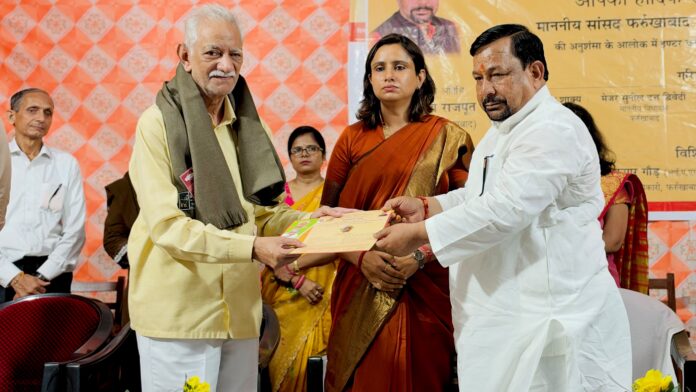 डाक्टर अम्बर को सम्मानित करती डीएम