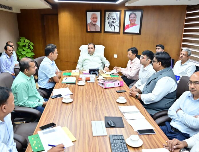 दिल्ली के परिवहन मंत्री डॉ. पंकज कुमार सिंह सोमवार को दिल्ली परिवहन विभाग के साथ समीक्षा बैठक करते हुए