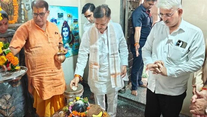 उप मुख्यमंत्री ने मनकामेश्वर मंदिर में की पूजा-अर्चना
