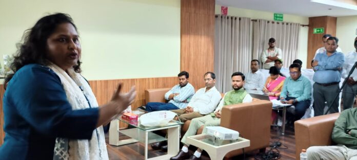 कायकम में बाेलती जीविका की अधिकारी