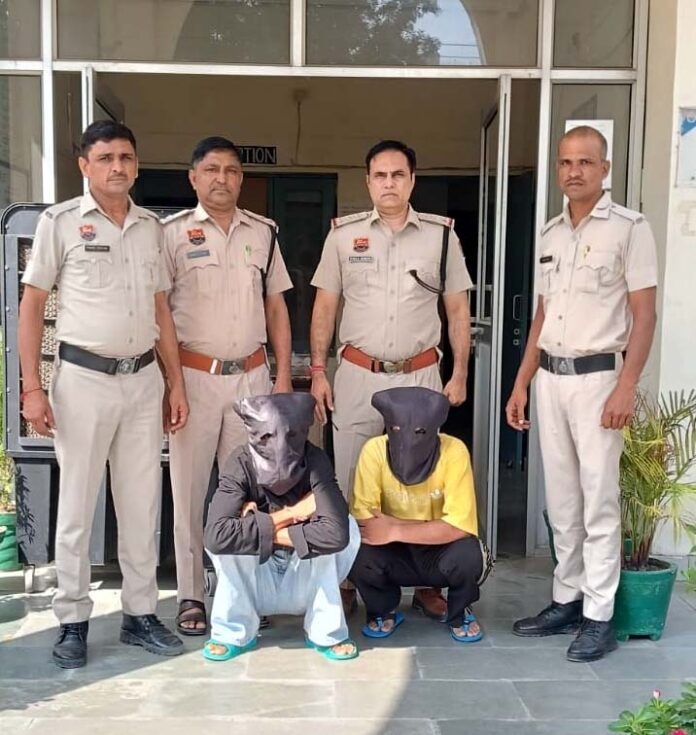 पकड़े गए दोनों होटलों के मैनेजर।