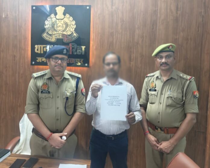 साइबर ठगी की रकम 73,501.10 रुपये वापस कराने वाली गुलरिहा थाने की साइबर हेल्प डेस्क टीम।