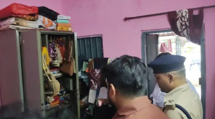 पीड़ित सुब्रतो दास और जांच करते पुलिस पदाधिकारी
