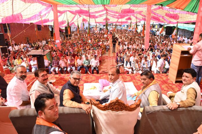 जनसभा के दौरान जय राम ठाकुर और अन्य भाजपा नेता।