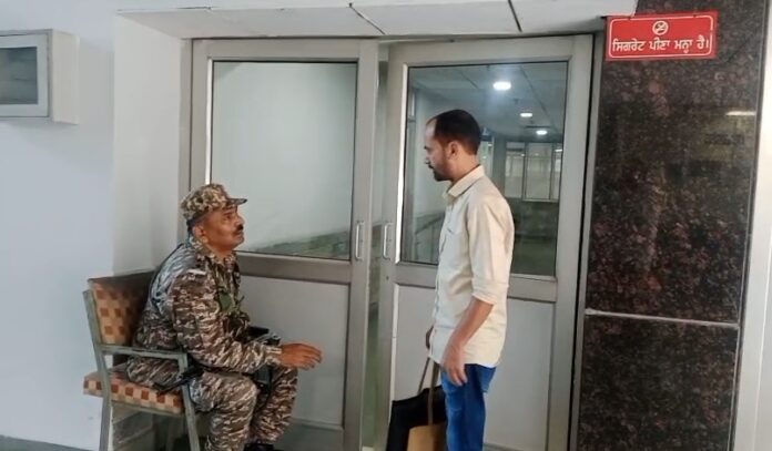 गेट के बाहर बैठा जवान
