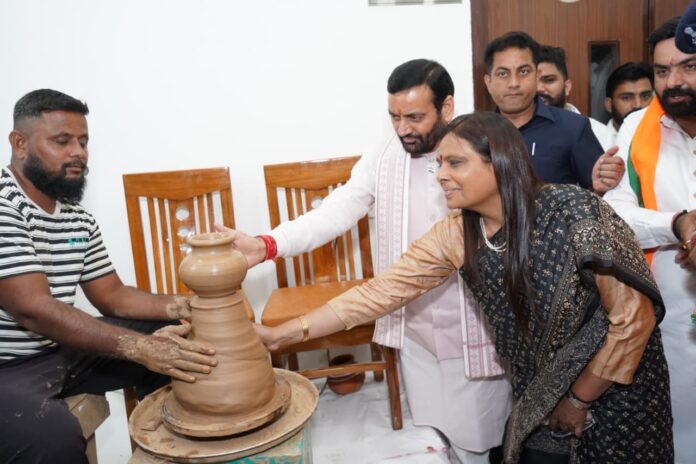 हरियाणा के मुख्यमंत्री व भाजपा अध्यक्ष ओबीसी माेर्चा पदाधिकारी के साथ बर्तन बनाते हुए