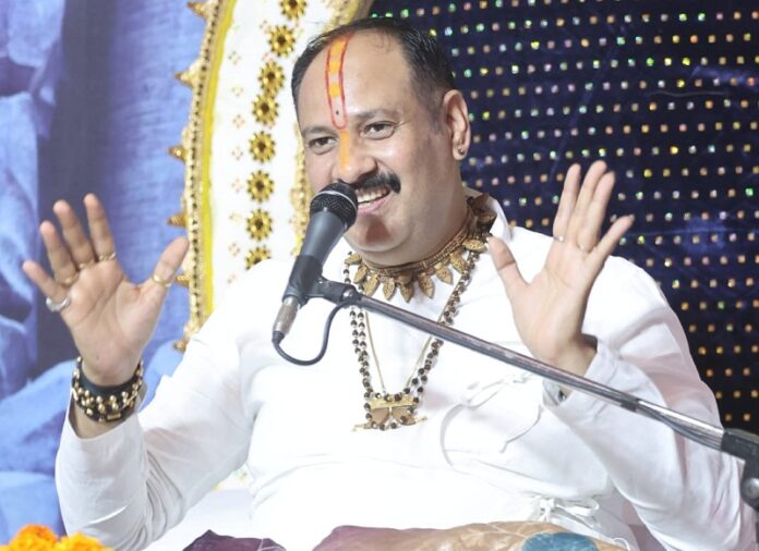 भागवत कथा सुनाते हुए पंडित प्रदीप मिश्रा