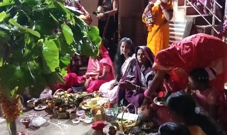 करम पर्व मनाते लोग करम पर्व मनाते लोग