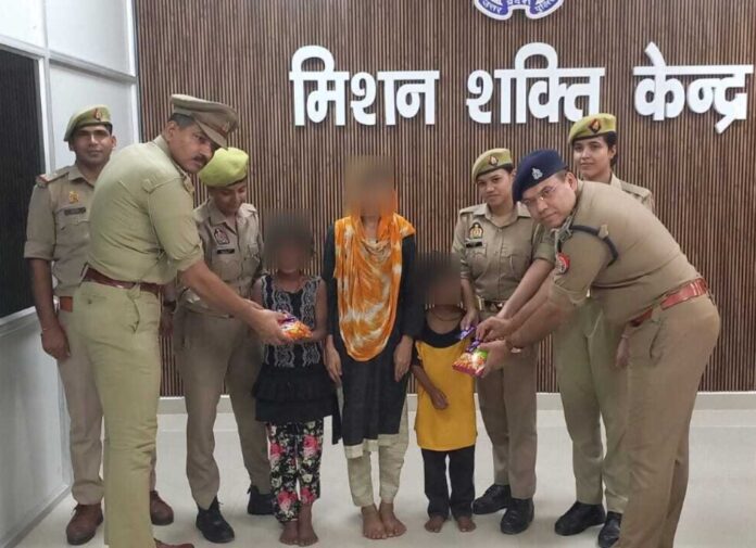 बच्चों को परिवार को देती पुलिस