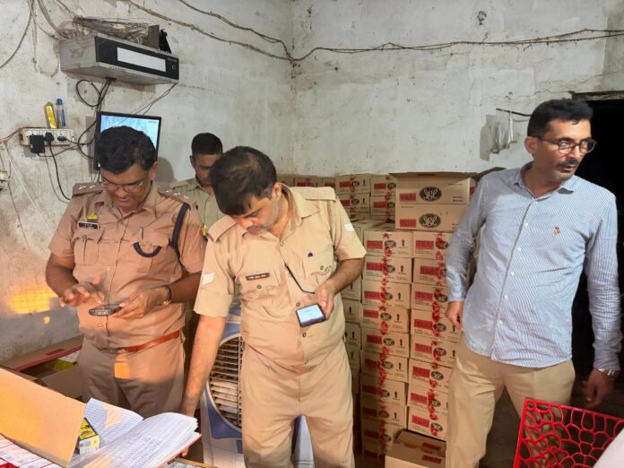 देशी मदिरा एवं कम्पोजिट दुकानों के निरीक्षण के दौरान विक्रेताओं को निर्धारित समय में बिक्री और POS मशीन से शत-प्रतिशत बिक्री सुनिश्चित करने के निर्देश देते आबकारी विभाग के अधिकारी।