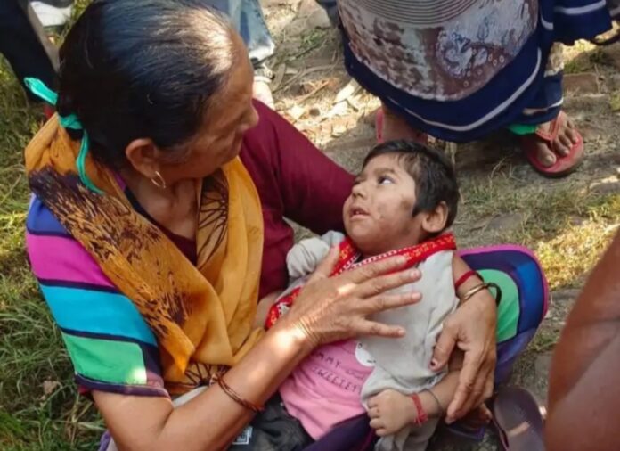 शव के पास मिली बच्ची