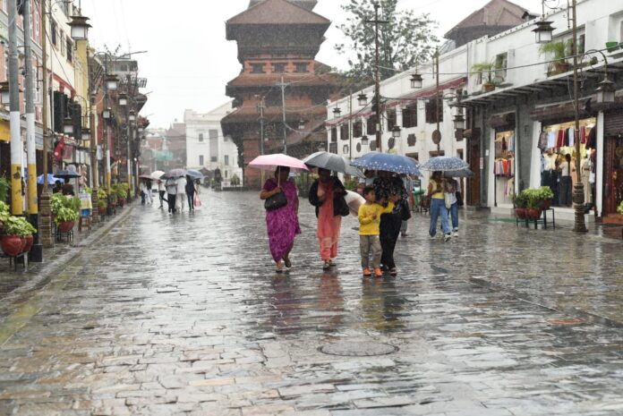 काठमांडू में सुबह लगातार बारिश हो रही है