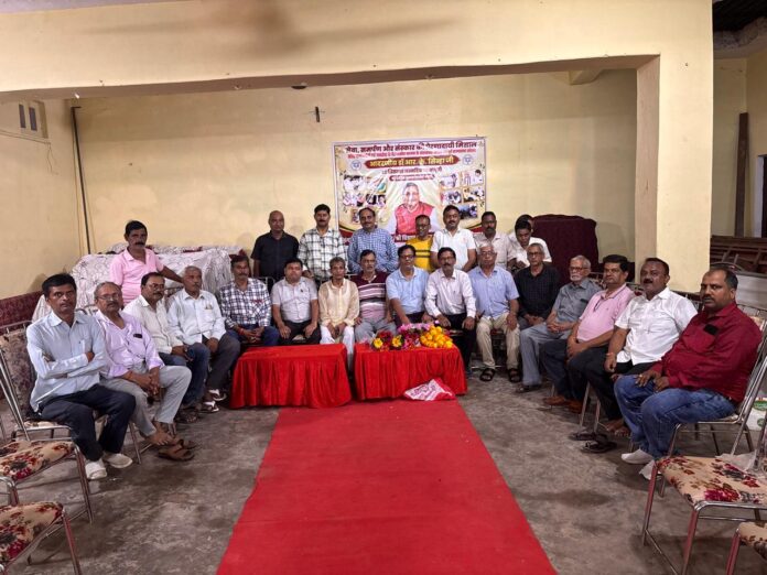 बीजेपी के संस्थापक सदस्य आर के सिन्हा बाबू जी का जन्म दिन मनाते हुए कायस्थ महासभा के लोग