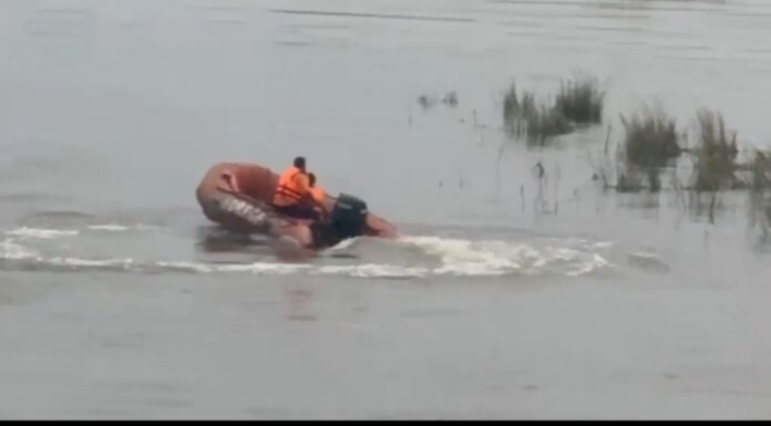 नदी में रेस्क्यू चलाया जा रहा