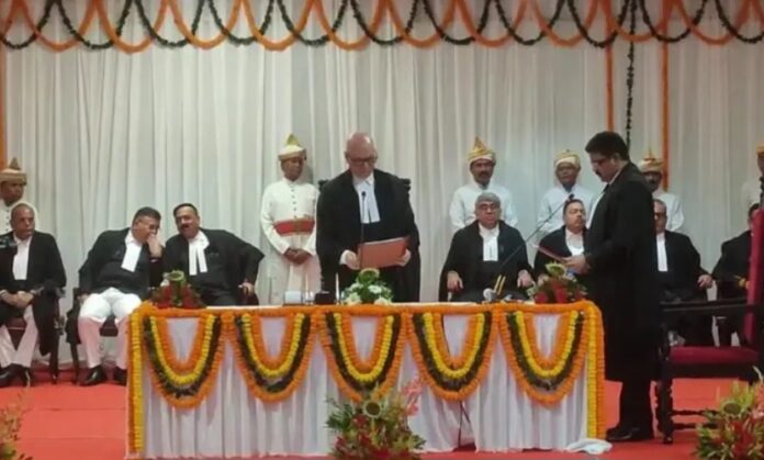 शपथ ग्रहण करते जज