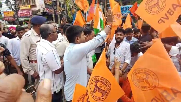 सड़क जाम कर विरोध प्रदर्शन करते छात्र