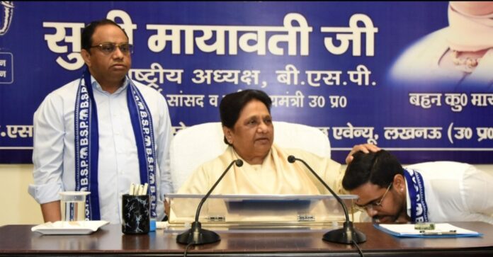 भीतजे को आशीर्वाद देते मायावती