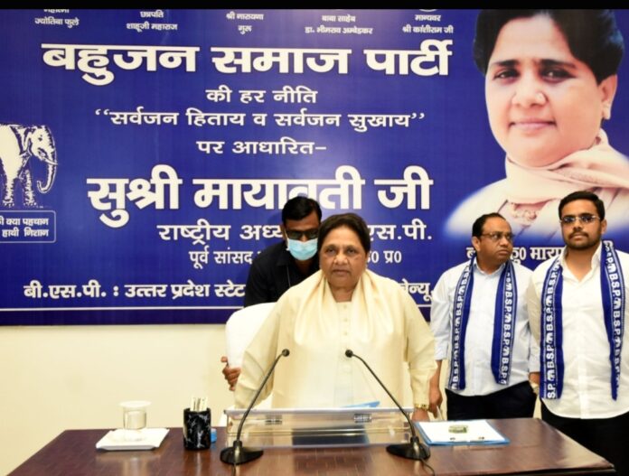 मायावती के साथ भाई आनंद और भतीजा ईशान