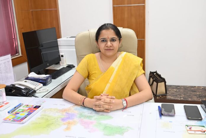 फोटो-23एंटीएच04 नई टिहरी में सेवा संकल्प अभियान की जानकारी देती डीएम नितिका खंडेलवाल।