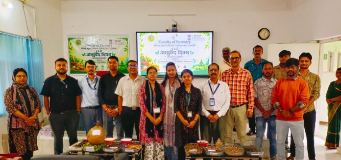 आयुर्वेद दिवस पर आयोजित कार्यक्रम में मौजूद अतथि