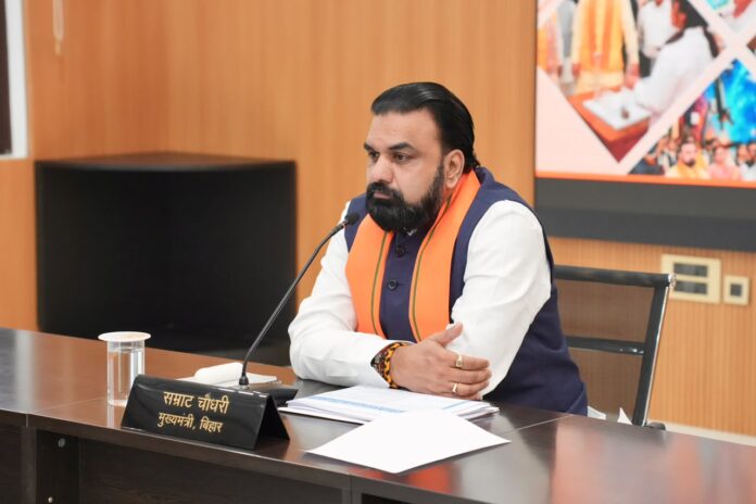 मुख्यमंत्री गति योजना की बैठक लेते हुए
