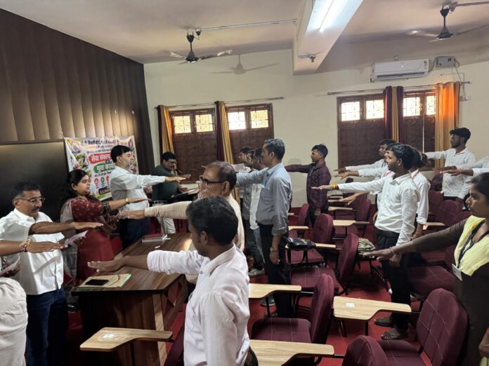 छात्र-छात्राओं को स्वच्छता की शपथ दिलाती भाजपा जिला मंत्री पूनम चौरसिया व अन्य।