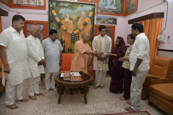 गोरखनाथ मंदिर में बुधवार को दो पीड़ित परिवारों से मुलाकात कर उन्हें मुख्यमंत्री विवेकाधीन कोष से दो-दो लाख रुपये की आर्थिक सहायता का चेक सौंपते मुख्यमंत्री योगी आदित्यनाथ।
