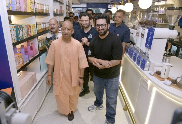 हेजलनट फैक्ट्री के बशारतपुर स्थित नए आउटलेट का फीता काटकर उद्घाटन करते मुख्यमंत्री योगी आदित्यनाथ। साथ में सांसद रविकिशन, महापौर डॉ. मंगलेश श्रीवास्तव व अन्य।