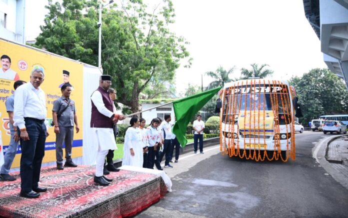 माँ तुझे प्रणाम योजना के तहत युवाओं को फ्लैग ऑफ कर भ्रमण के लिए किया गया रवाना