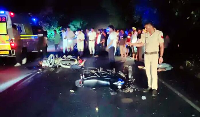 हादसे के बाद पड़े मोटरसाइकिल व मौके पर जांच करते पुलिस।