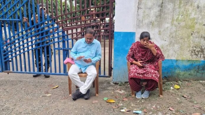 धरने पर बैठे हुमायूं कबीर