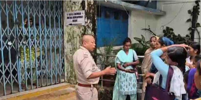 बीडीओ कार्यालय के सामने प्रदर्शन करती महिलाएं
