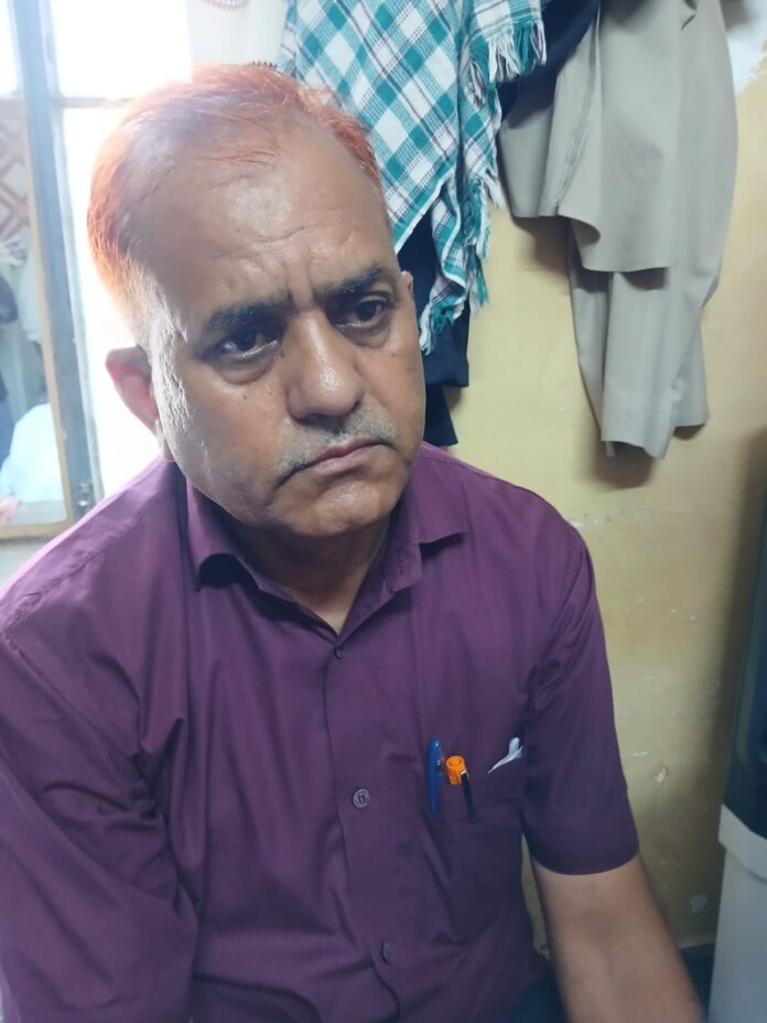 जब्त मोबाइल-पर्स लौटाने के लिए मांगी रिश्वत: 10 हजार रुपये की रिश्वत लेते एसआई गिरफ्तार