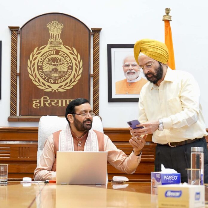 हरियाणा सचिवालय से सतर्क-हरियाणा मोबाइल ऐप लांच करते मुख्यमंत्री नायब सिंह सैनी।
