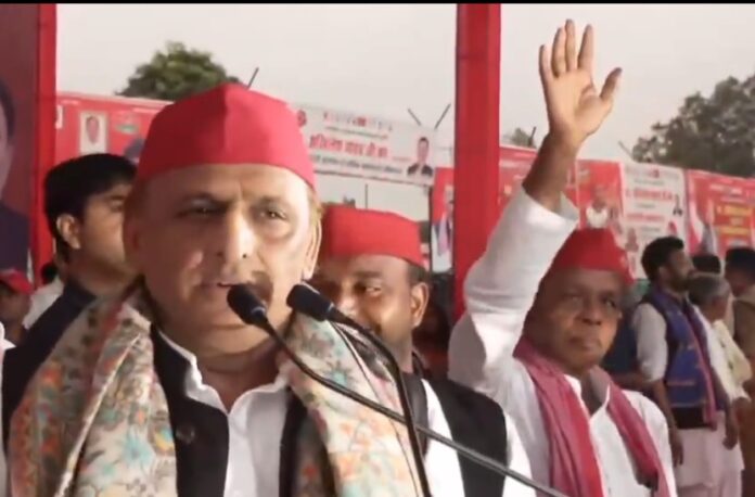 जनसभा को संबोधित करते अखिलेश यादव