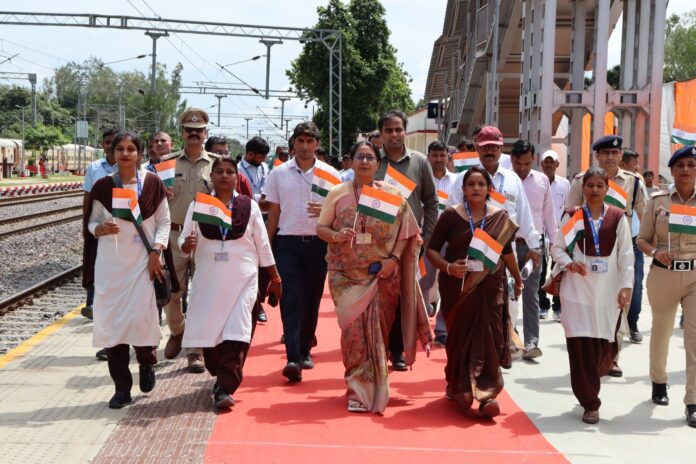 सीतापुर सिटी जंक्शन पर स्टेशन महोत्सव के दौरान तिरंगा यात्रा में मंडल रेल प्रबंधक व अन्य।