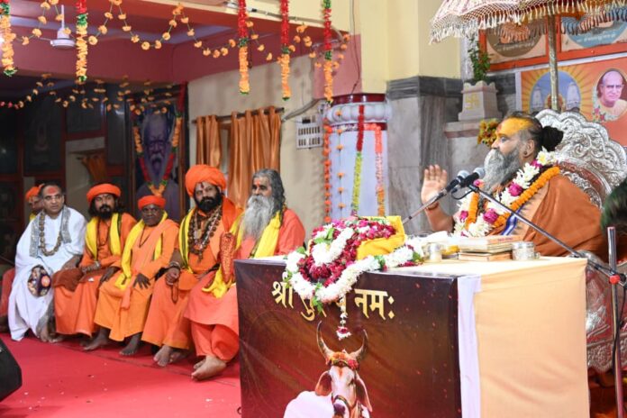गोरखनाथ मंदिर में श्रीमद्भागवत कथा के दौरान श्रद्धालुओं को संबोधित करते कथा व्यास स्वामी राजेंद्रदास जी महाराज।