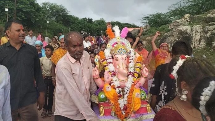 विसर्जन के लिए गणेश प्रतिमा ले जाते हुए