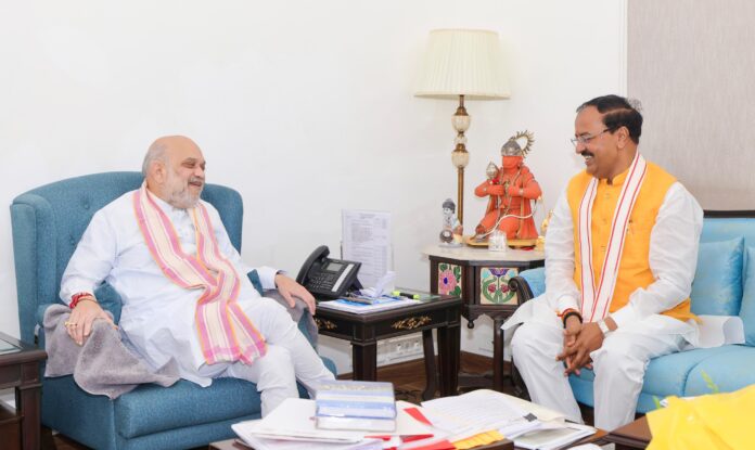 गृहमंत्री अमित शाह के साथ उपमुख्यमंत्री केशव प्रसाद मौर्य