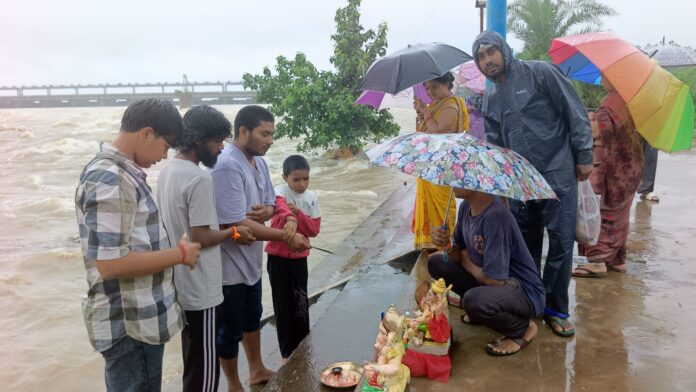 रुद्रेश्वर घाट पर उमड़े श्रद्धालु