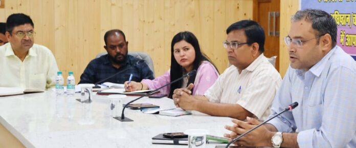 जनगणना कार्मिको के प्रशिक्षण को संबोधित करते हुए डीएम गौरव कुमार।