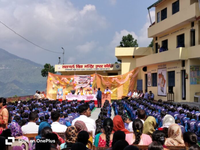 फोटो-25एनटीएच02 चंबा के विद्या मंदिर में वंदे मातरम् सामूहिक गायन के दौरान मौजूद छात्र-छात्राएं।