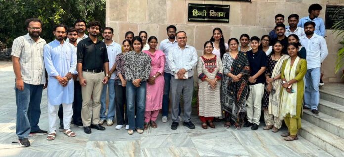 व्याख्यान के दौरान उपस्थित अतिथिगण एवं विद्यार्थी।