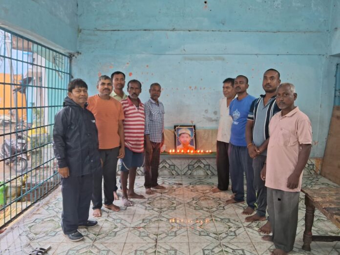 शहीद मिंधू कुंभकार की पुण्यतिथि मनाते हुए समाजजन।