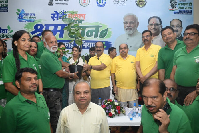 उप मुख्यमंत्री अरुण साव सफाई मित्रों  को सम्मानित  करते हुए