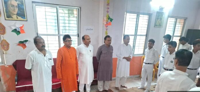 वंदे मातरम् गाते स्कूल शिक्षक