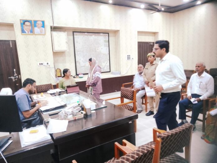 जिलाधिकारी वार्ता करते