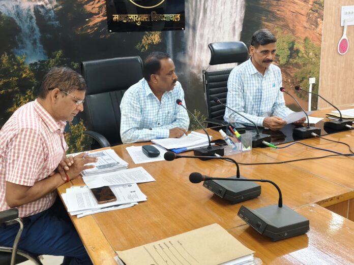 नवरात्र मेले की तैयारियों की समीक्षा करते मंडलायुक्त राजेश प्रकाश